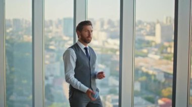 Çağdaş ofiste profesyonel top atma. Şirket lideri tek başına beyin fırtınası planlama stratejisi yapıyor. Düşünceli başarılı iş adamı dinleniyor panoramik pencerede şehir manzarası arıyor.