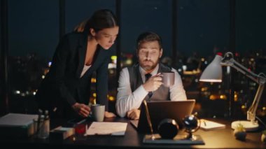 Şirket meslektaşları gece vardiyasında projeyi tartışıyor. Kadın akıl hocası, gece geç saatlerde işçi konuşmasına yardım ediyor. Satış stratejisi planlayan ofis ekibi bilgisayara bakıyor. Patron profesyonel danışman.