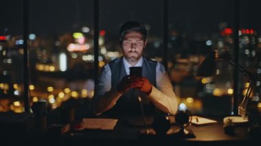 Karanlık Şehir Kapısı 'nda mesai yapan bir yönetici. Panoramik ofiste geç saatlere kadar cep telefonu kullanan odaklanmış bir adam. Sakallı avukat. Profesyonel sörf. Akşamları internet mesajlaşma hücresi.