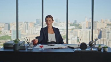 Gülümseyen işçi kahve molasında eğleniyor. Güzel iş kadını panoramik pencerede sıcak bir içecek yudumlarken hayal ediyor. Ofiste yalnız dinlenen düşünceli sakin bir yönetici. Başarılı kadın patron.