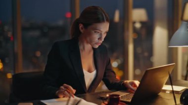 Geceleri bilgisayar yazarken çok çalışan yorgun bir bayan. Projenin bitiş tarihiyle uğraşmaktan yorgun düştüğünü vurgulayan bir yönetici. Yorgun çalışan gazeteleri kontrol ediyor. Karanlık akşamlarda raporları inceliyor..