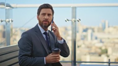 Şehir merkezinde takım elbiseli bir şirket hücresi konuşuyor. İş adamı sabah kahve yudumlarken cam teras dinleniyor. Yakışıklı orta yaşlı profesyonel cep telefonuyla çalışma projesini tartışıyor.