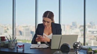 Şirket çalışanı cep telefonunu kontrol ediyor. Ofis yöneticisi, cam işyerinde çalışan dizüstü bilgisayarını daktilo ediyor. Sosyal medyada akıllı telefon kullanarak gülümseyen iş kadını.