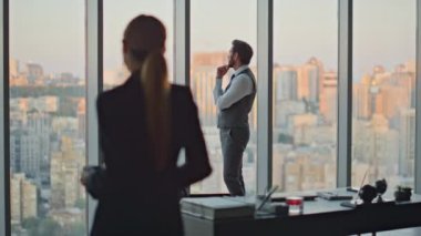 Ofis ortakları akşam şehre bakıyor. Takım elbiseli kadın yönetici kahve fincanı getiriyor. Düşünceli kurumsal insanlar gün batımında birlikte eğlenmekten bahsediyorlar. Başarılı liderlik ortaklığı kavramı