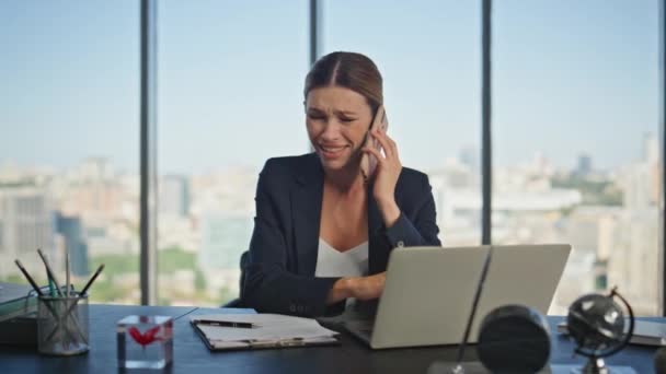 Sinirli Bir Çalışan Masada Cep Telefonuyla Konuşuyor Stresli Kadın Kağıtları — Stok video
