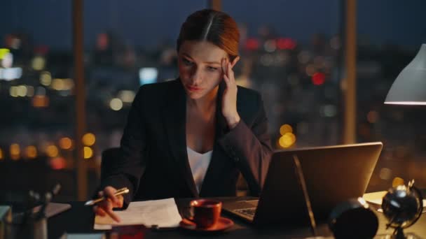 Frau Arbeitet Spät Büro Und Tippt Laptop Abend Umtriebige Manager — Stockvideo