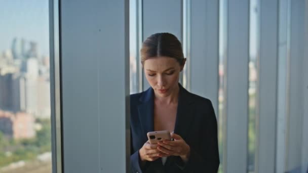 사무실 클로즈업에서 온라인으로 메시징 사업가 창에서 스마트 휴식을 취하는 꿈꾸는 — 비디오