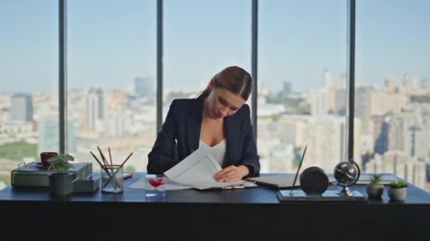 Happy Manager Signer Des Papiers Traiter Dans Bureau Femme Affaires — Video