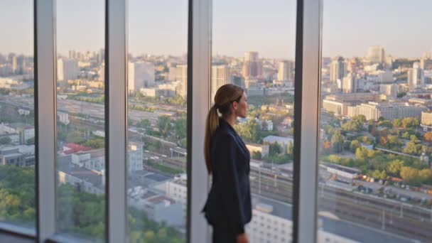 Liderka Kobiet Myśląca Przyszłościowo Panoramicznym Oknie Współczesnym Biurze Przemyślany Profesjonalny — Wideo stockowe