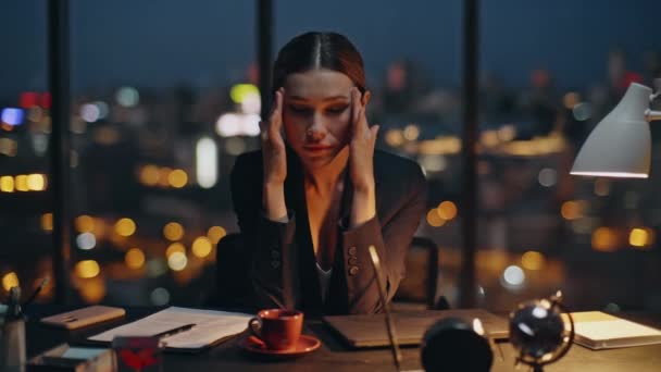 Şehir Merkezinde Baş Masajı Yapan Gece Işçisi Yorgun Kadını Karanlık — Stok video