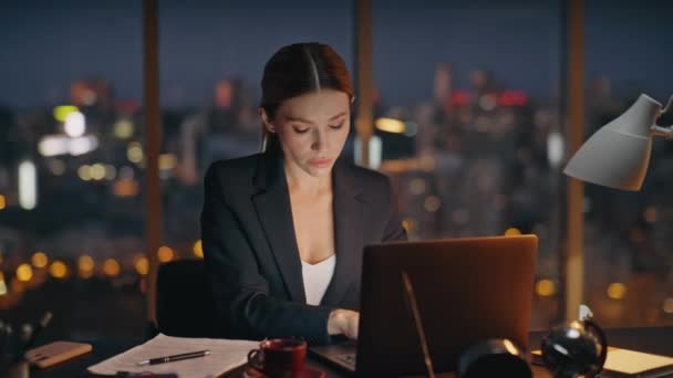 公司专业工作通宵完成项目的截止日期在工作场所 疲惫不堪的女人超负荷工作 在办公桌前关上现代笔记本电脑 成功的销售经理晚上呆在家里 — 图库视频影像
