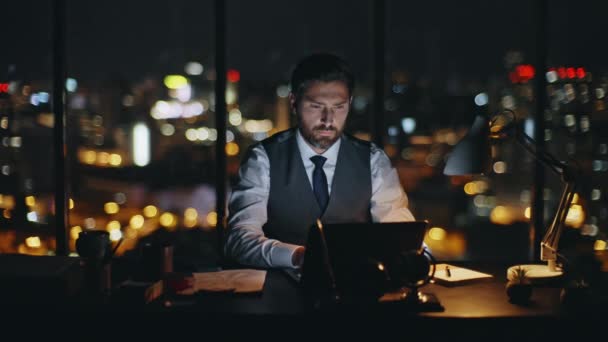 Homem Noite Trabalhando Projeto Surfar Computador Escritório Especialista Vendas Pensativo — Vídeo de Stock