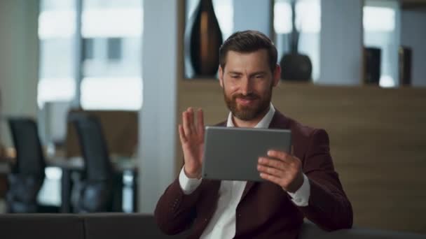Neşeli Yönetici Ofisin Içinde Modern Tablet Bilgisayarla Sallıyor Neşeli Dünyası — Stok video