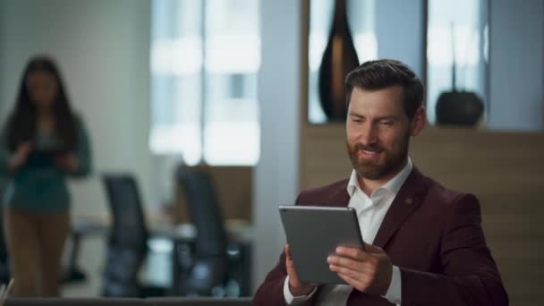 Büyük Işletme Dolabında Gülümseyen Profesyonel Tablet Bilgisayar Ekranı Ofiste Yürüyen — Stok video
