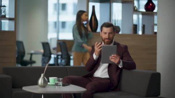 Sinirli Profesyonel Zengin Avukat Ofis Içi Sanal Konferanslar Düzenliyor Tablet — Stok video