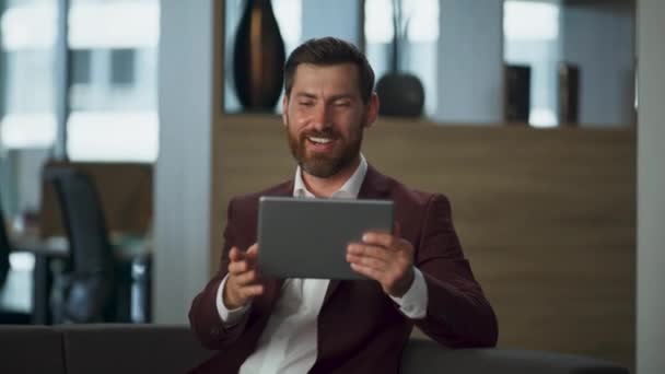 Şirket Içi Video Konferansından Bahseden Gülümseyen Milyoner Şirketimizden Finansal Tablet — Stok video