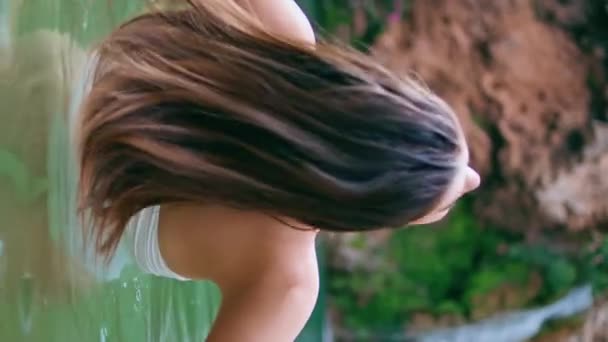 Smyslná Dívka Třesoucí Vlasy Odpočívající Tropické Přírody Vertikální Pohled Zezadu — Stock video