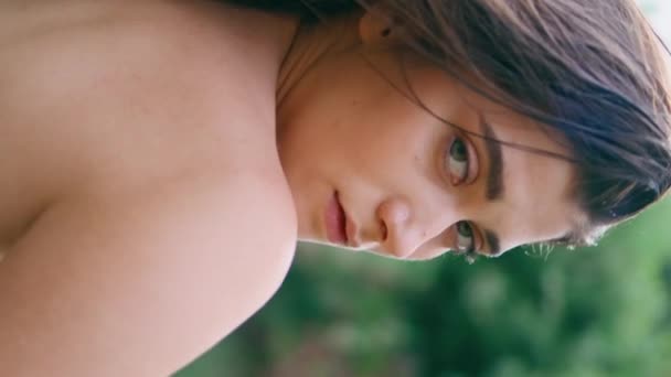 Uwodzicielska Dziewczyna Pozująca Topless Pionowy Portret Anioła Seksowna Romantyczna Kobieta — Wideo stockowe