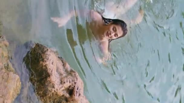 Yenilenmiş Kız Fiyortlu Suda Dikey Yüzüyor Kahverengi Kayaya Dokunan Mutlu — Stok video