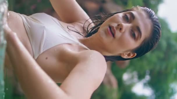 Brunette Raakt Wateroppervlak Tropisch Resort Verticale Engel Close Aantrekkelijke Vrouw — Stockvideo