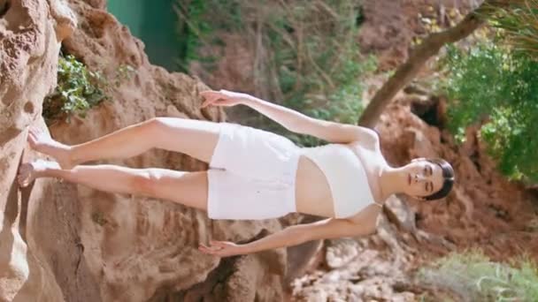 Modelo Yoga Practicando Asana Cueva Selva Tropical Vertical Mujer Serena — Vídeo de stock