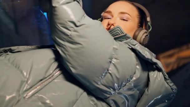 Model Muda Berpose Headphone Nirkabel Malam Hari Kota Vertikal Menutup — Stok Video