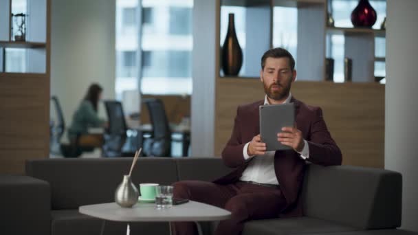 商业专业人士在舒适的橱柜里谈论现代虚拟会议 认真的创业者拥有平板电脑呼叫办公室内部 戴胡子的律师拿着垫子 数字工作概念 — 图库视频影像