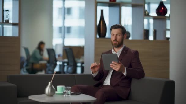 Müder Finanzanwalt Arbeitet Einem Modernen Tablet Computer Einem Großen Büroraum — Stockvideo
