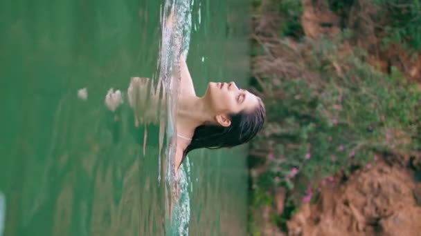 Naakt Model Zwemmen Klif Meer Zomer Natuur Verticaal Uitzicht Zorgeloze — Stockvideo