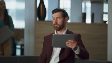 Odaklanmış emlakçı ofis içi iç mekanda yüz tanımada başarısızlığa tepki veriyor. Yorgun iş adamı, büyük bir şirket kabinesinde tablet bilgisayar kullanarak video konferansı yapıyor. Profesyonel avukat konuşuyor.