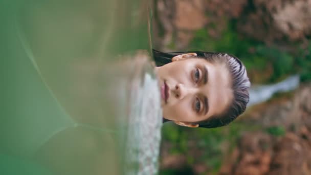 Vertikales Porträt Schwimmende Frau Posiert Wasser Der Lagune Junge Verführerische — Stockvideo