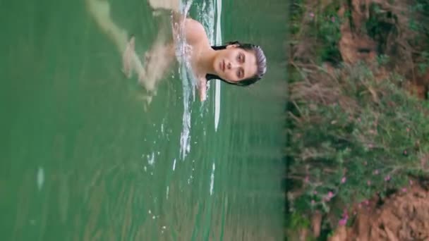Femme Active Plongée Baie Mer Piscine Seule Vidéo Verticale Jeune — Video