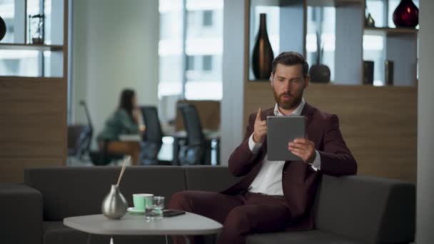 Serieuze Professionele Advocaat Praten Digitale Discussie Moderne Comfortabele Hal Gericht — Stockvideo