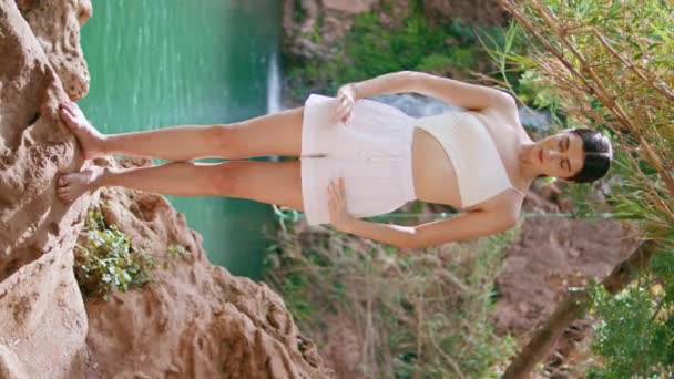 Chica Meditativa Disfrutando Del Yoga Rocas Marrones Naturaleza Selva Soleada — Vídeo de stock