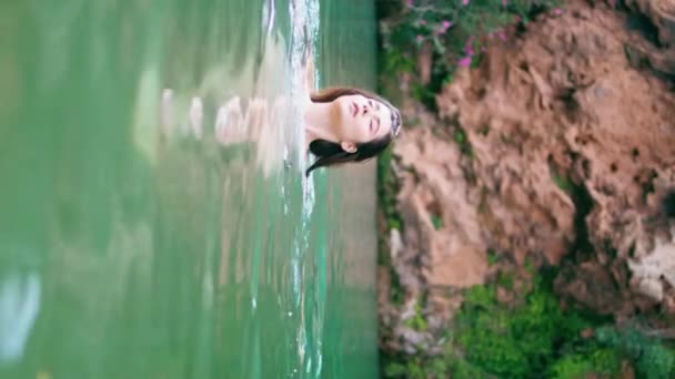 Mujer Desnuda Nadando Laguna Hermosa Naturaleza Verano Verticalmente Señora Despreocupada — Vídeos de Stock