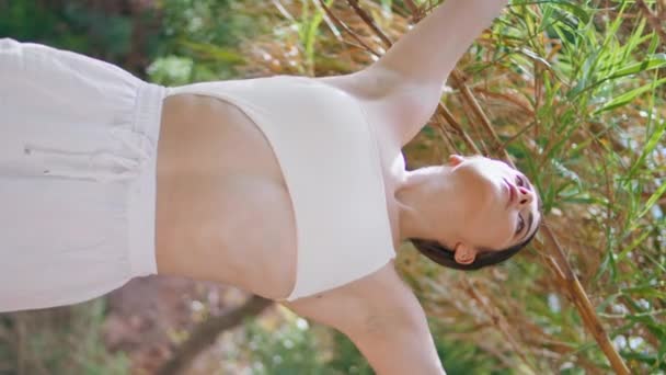 Meditatieve Dame Ademhalingsoefeningen Exotische Jungle Natuur Verticaal Uitzicht Sportieve Aantrekkelijke — Stockvideo