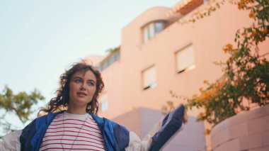 Yaz caddesinde kulaklıkla şarkı dinleyen dansçı kadın kapanıyor. Gevşemiş kıvırcık kız şehir merkezinde en sevdiği müzikle dolaşıyor. Tasasız genç hafta sonu dışarıda eğleniyor..