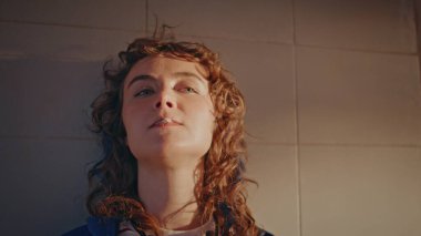 Akşam caddesinde sakız çiğneyen havalı bir kız. Dışarıdaki kameraya baloncuklar üfleyerek bakan çekici bir kadının portresi. Kıvırcık gençler gün ışığında duvarlara yaslanarak tek başlarına dinleniyorlar..