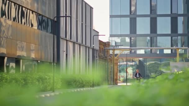 시내에서 자전거를 노동자 수풀은 촬영에 나뭇잎 사무실 건물에서 정장에 매니저 — 비디오