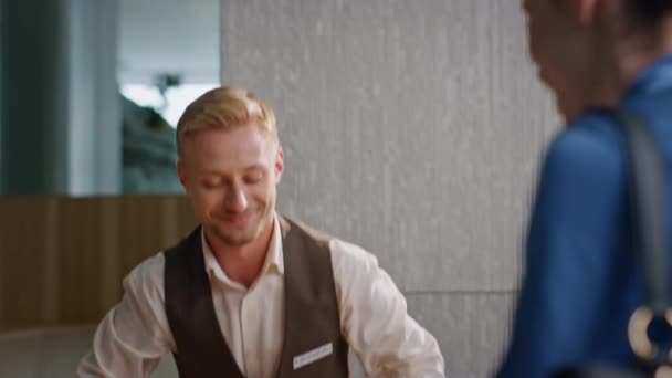 Otel Kapıcısı Yakın Çekimde Belgeleri Kontrol Ediyor Gülümseyen Adam Lobide — Stok video