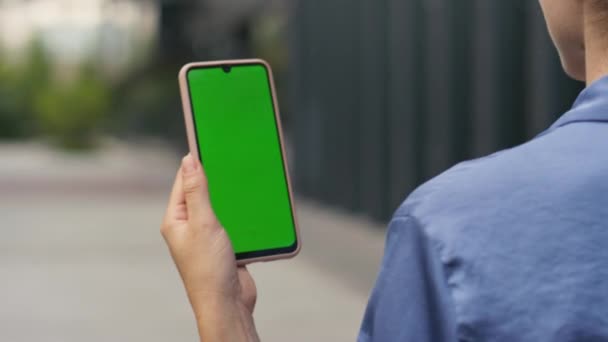 Mão Segurando Smartphone Mockup Rua Closeup Mulher Negócios Andando Cidade — Vídeo de Stock