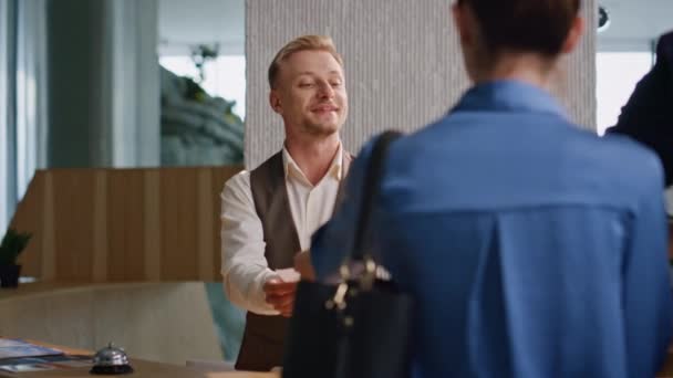 Hotel Concierge Assisting Clients Arrival Close Seup Улыбающийся Профессионал Униформе — стоковое видео