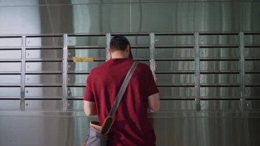 Postacı posta kutusunu apartmana koymuş. Üniformalı adam oteldeki çağdaş dolapta kontrol noktasında çalışıyor. İşçi iş merkezinde yazışma teslim ediyor. Posta hizmeti kavramı.