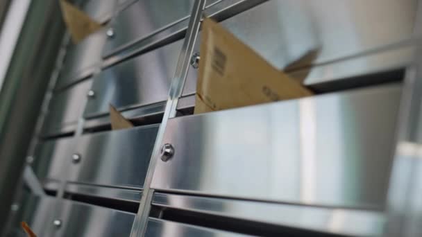 Kağıt Zarflar Posta Kutusuna Sıkıştı Nşaat Koridorundaki Gümüş Direkli Dolaplar — Stok video