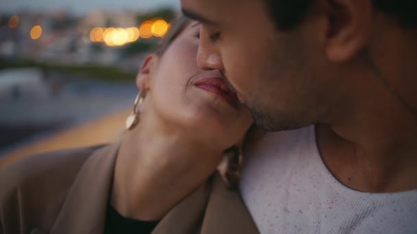 Penutup Lembut Beberapa Ciuman Bibir Memeluk Lampu Malam Mencintai Wanita — Stok Video