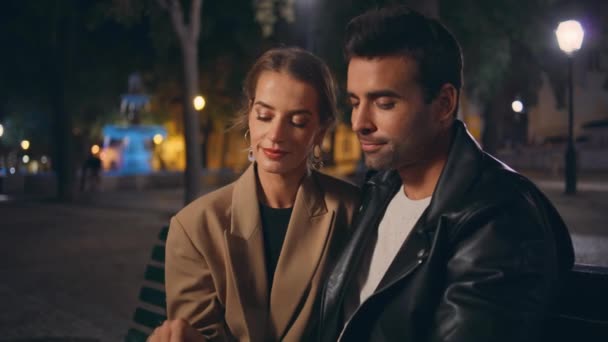 Romantičtí Milenci Sedí Městský Park Spolu Detailně Usmívající Milostný Pár — Stock video