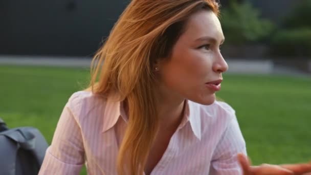 Een Close Meisje Dat Communiceert Met Een Vriendje Het Stadspark — Stockvideo