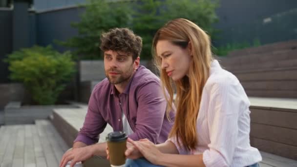Arkadaşları Şehir Parkında Birlikte Dinleniyor Randevuda Elinde Kahve Fincanı Tutan — Stok video