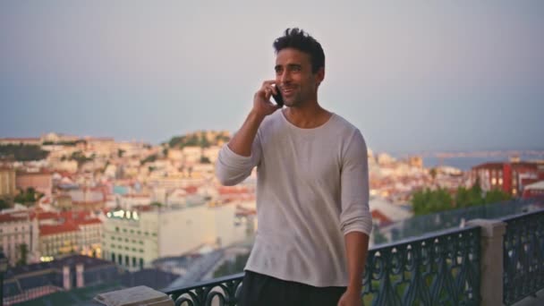 Hombre Feliz Hablando Teléfono Celular Esperando Cita Amiga Paisaje Urbano — Vídeo de stock