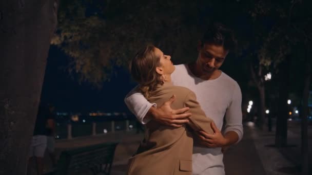 Gente Casada Abrazando Calle Farola Chica Cariñosa Vinculando Hombre Latino — Vídeos de Stock